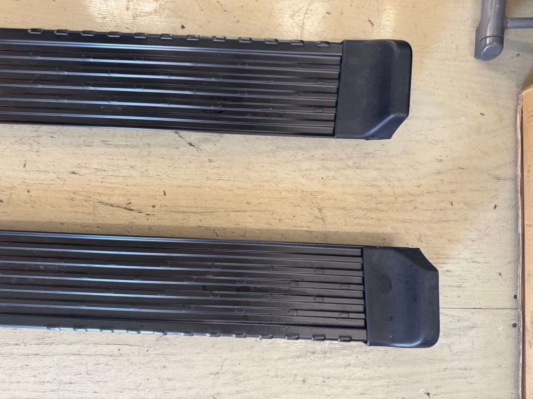 再再販ランドクルーザー70 GDJ76純正サイドステップ