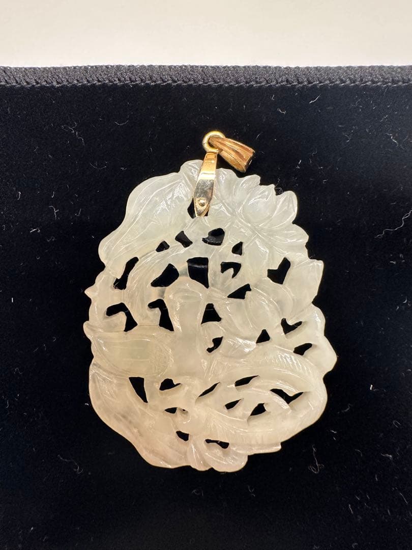 白翡翠　彫刻　ペンダントトップ　k18