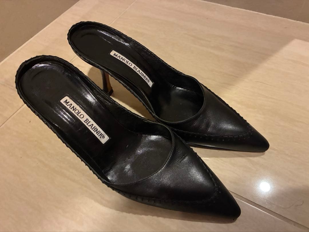 美品【MANOLO BLAHNIK】ポインテッドトゥレザーミュール 黒 36