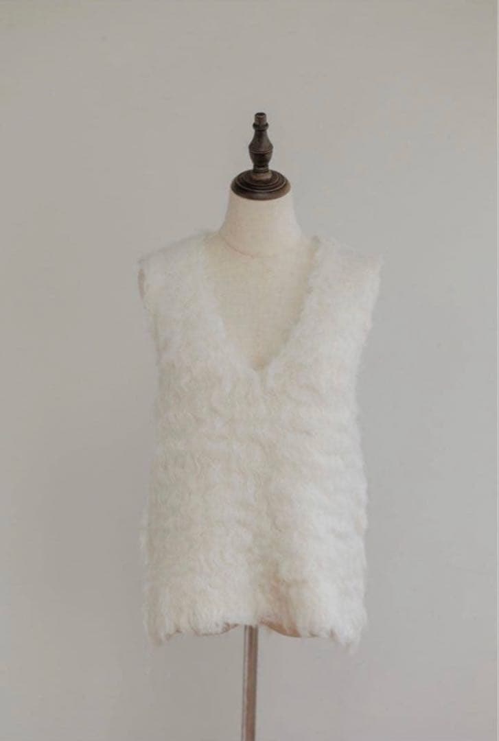 pois ニットベスト　ホワイト