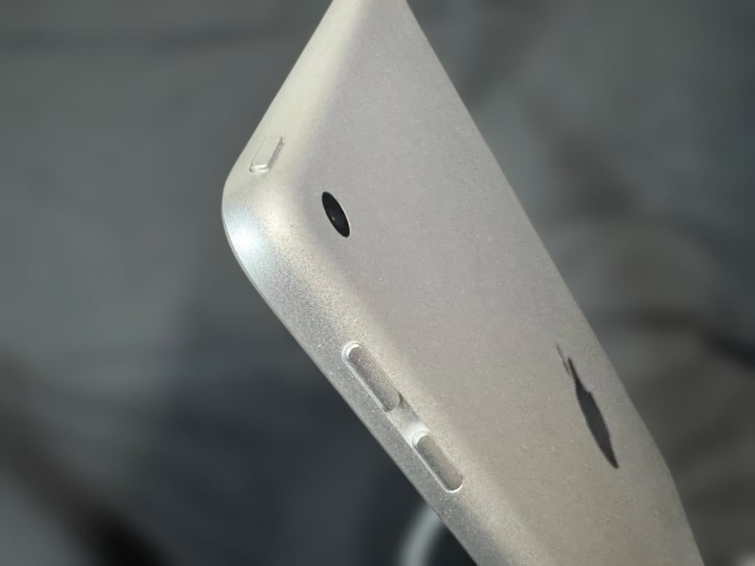 美品 iPad 第6世代 wifiモデル MR7G2J/A A1893