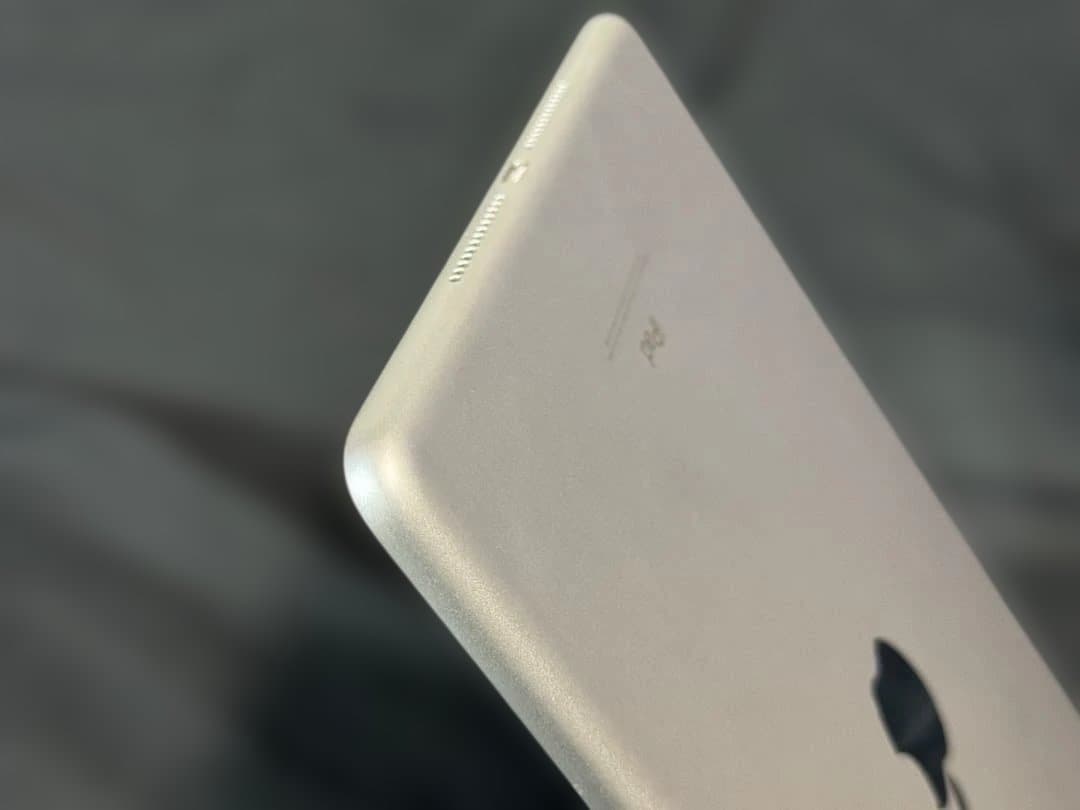 美品 iPad 第6世代 wifiモデル MR7G2J/A A1893