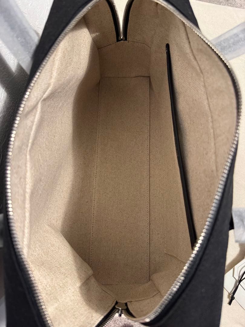 TOUT Y EST　キャンバス素材　バッグ