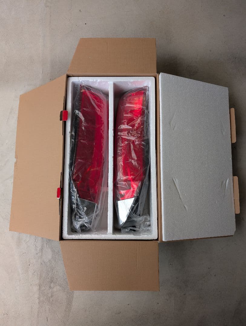 ヴァレンティ　テールランプ　ノア、ヴォクシー80 系