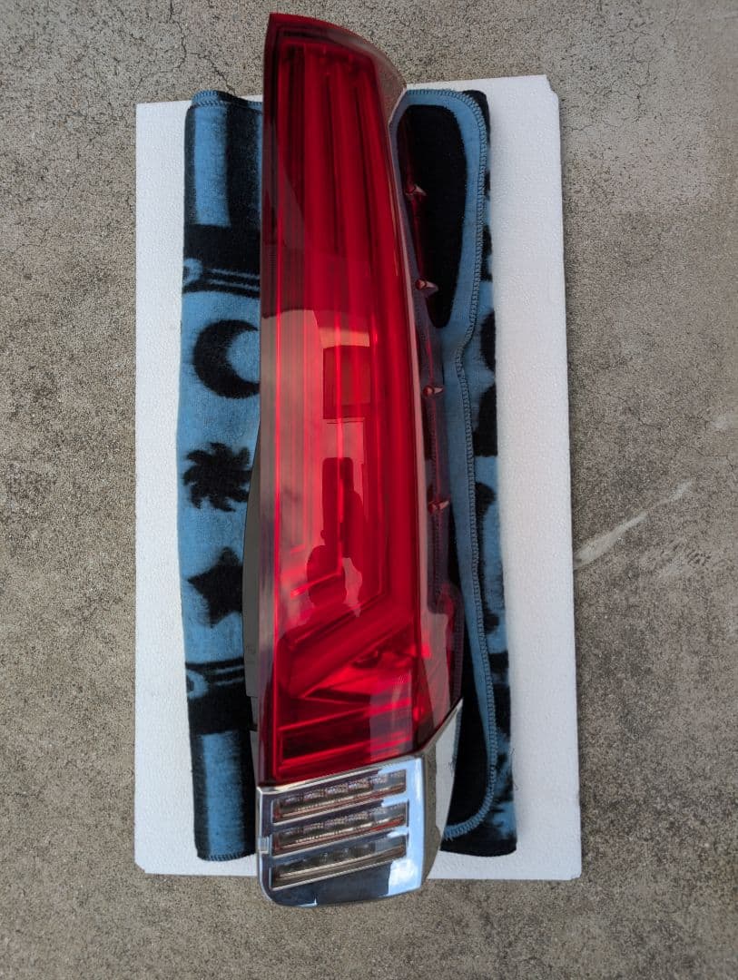 ヴァレンティ　テールランプ　ノア、ヴォクシー80 系