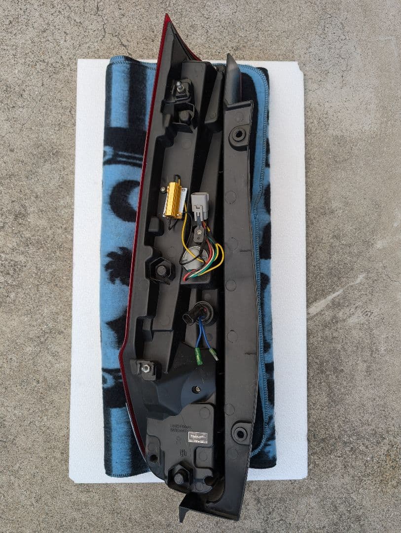 ヴァレンティ　テールランプ　ノア、ヴォクシー80 系