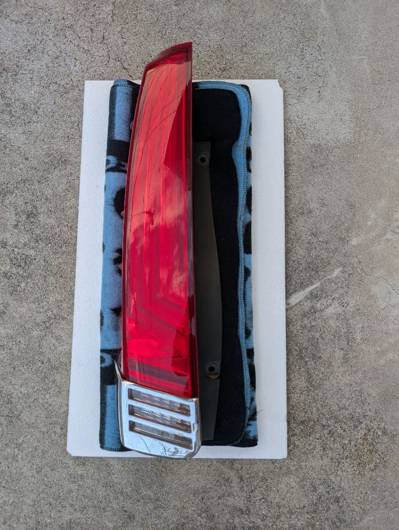 ヴァレンティ　テールランプ　ノア、ヴォクシー80 系