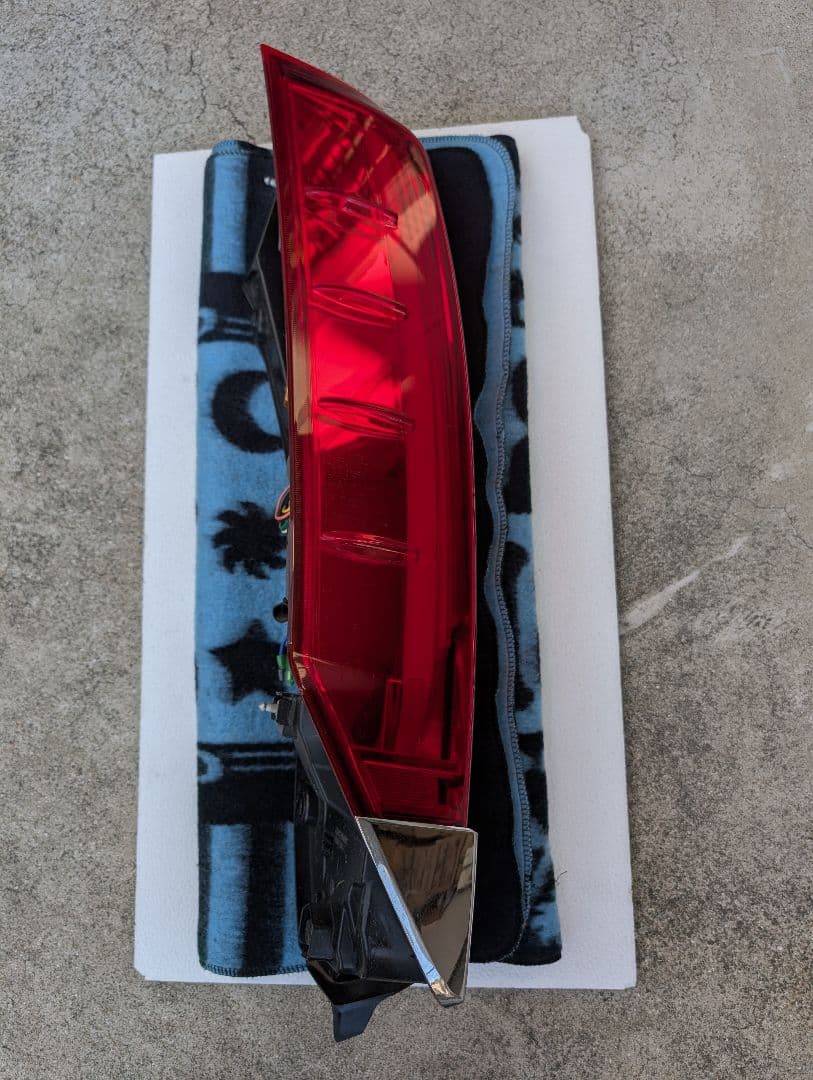 ヴァレンティ　テールランプ　ノア、ヴォクシー80 系