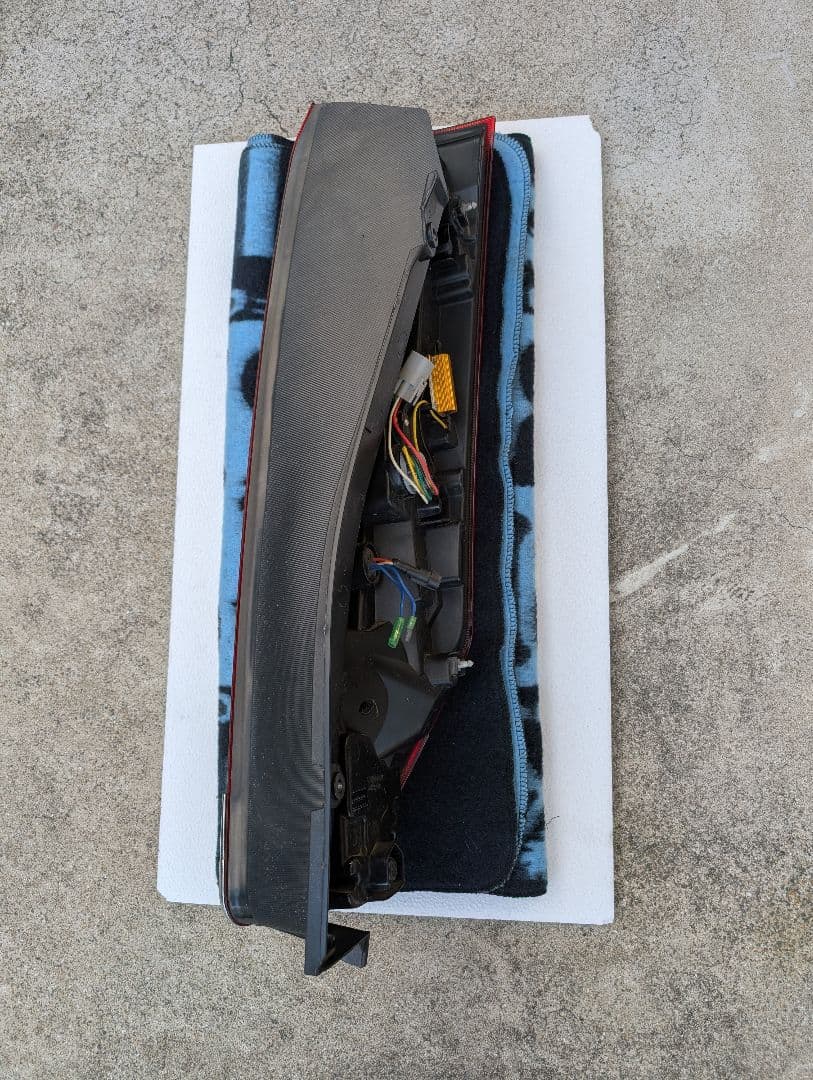 ヴァレンティ　テールランプ　ノア、ヴォクシー80 系