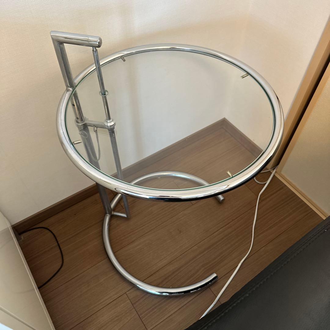 アイリーングレイのサイドテーブル クリアガラス
