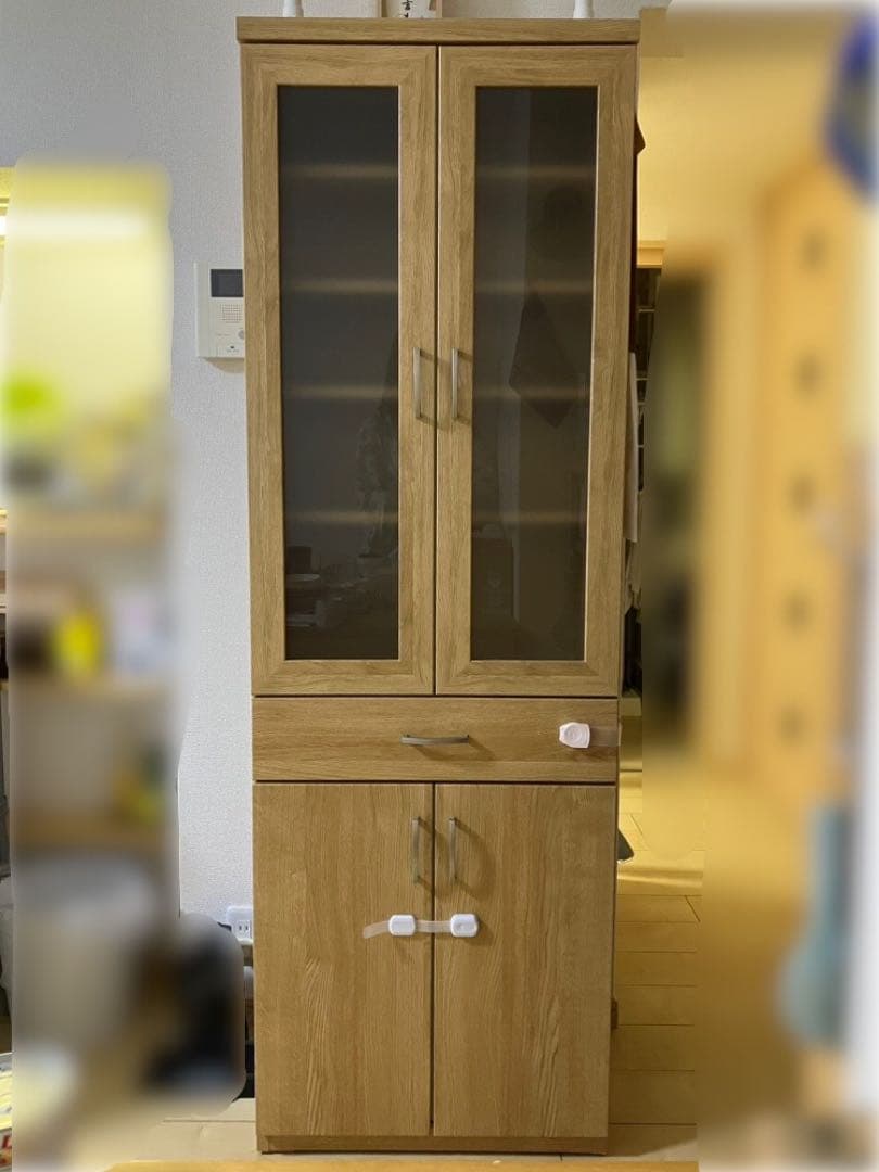 ニトリ 食器棚 木目調 ガラス扉キャビネット 収納 お皿 キッチン収納