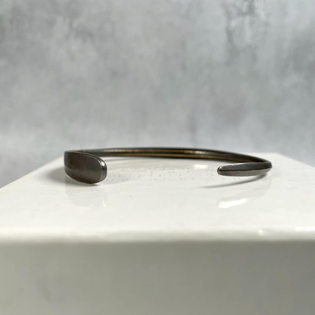 美品⭐️メゾンマルジェラ ナローブラスバングル ブランドロゴ型押し シルバー