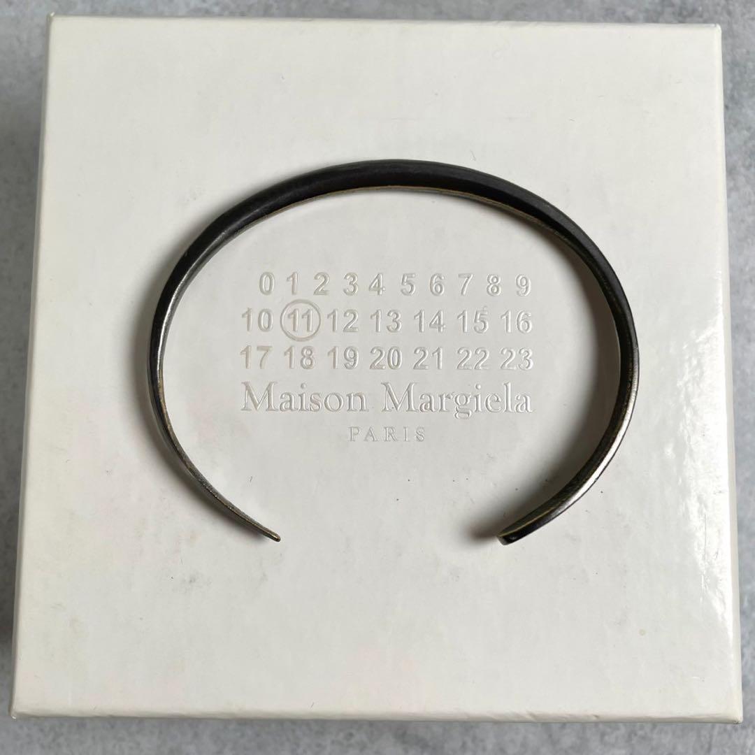 美品⭐️メゾンマルジェラ ナローブラスバングル ブランドロゴ型押し シルバー