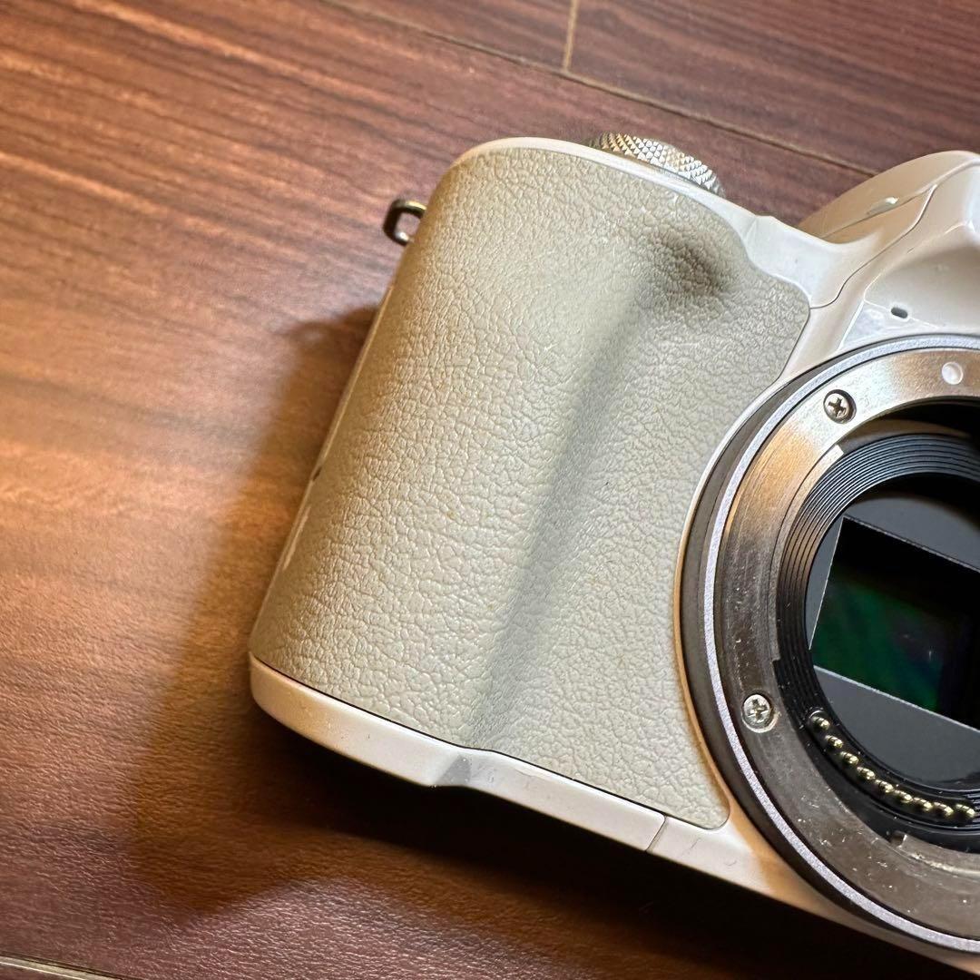 Canon EOS Kiss M 標準レンズキット 一眼レフカメ 0311