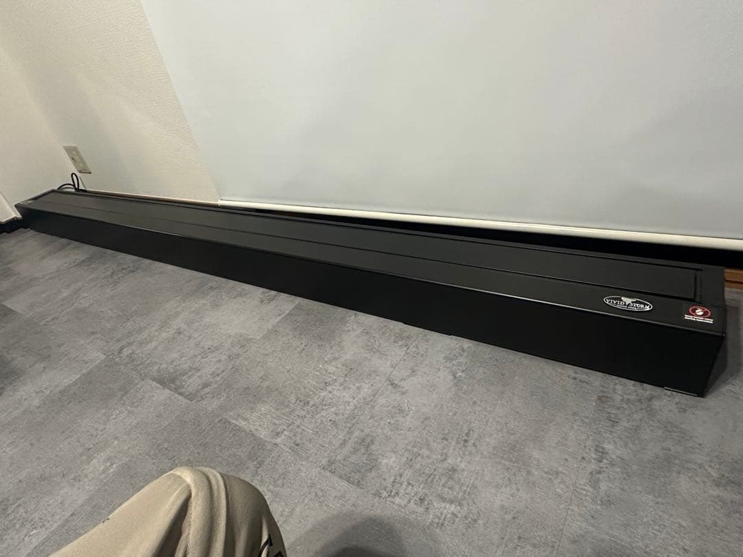 VIVID STORM プロジェクタースクリーン92インチ 床置き電動格納式