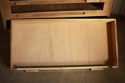 古い前面ガラスの引き出し4段　カトラリー収納　食器棚　収納棚　古家具