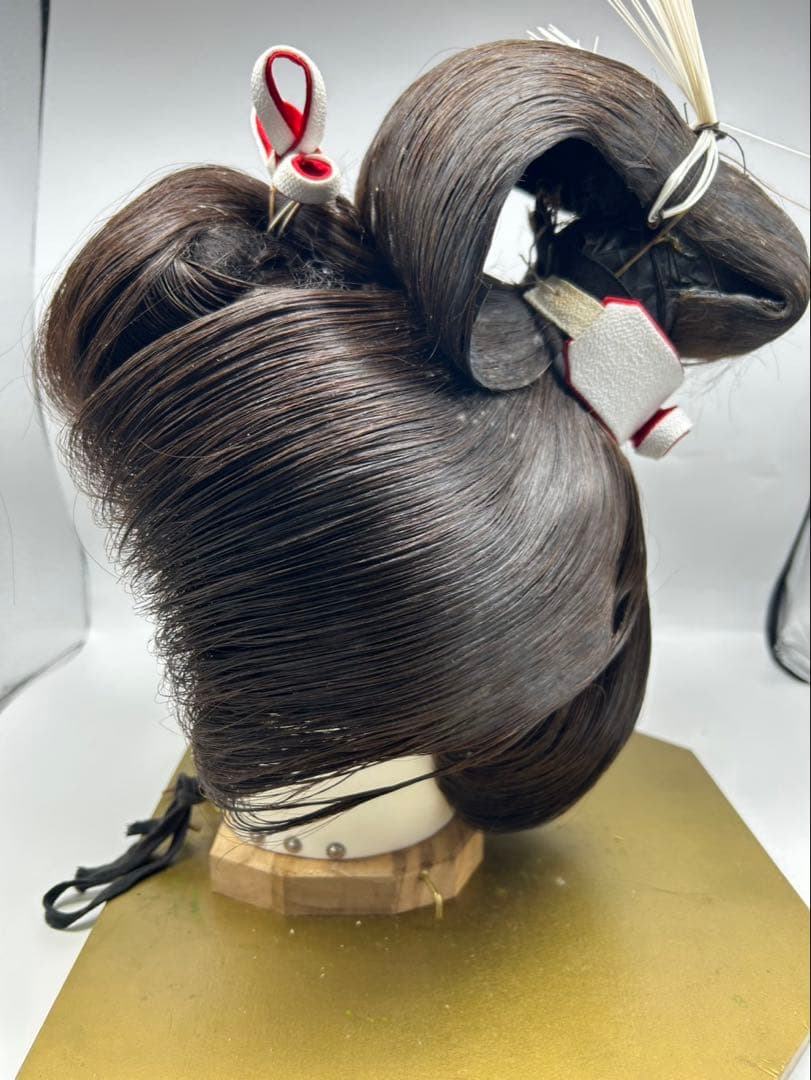 伝統的なダークブラウンウィッグ