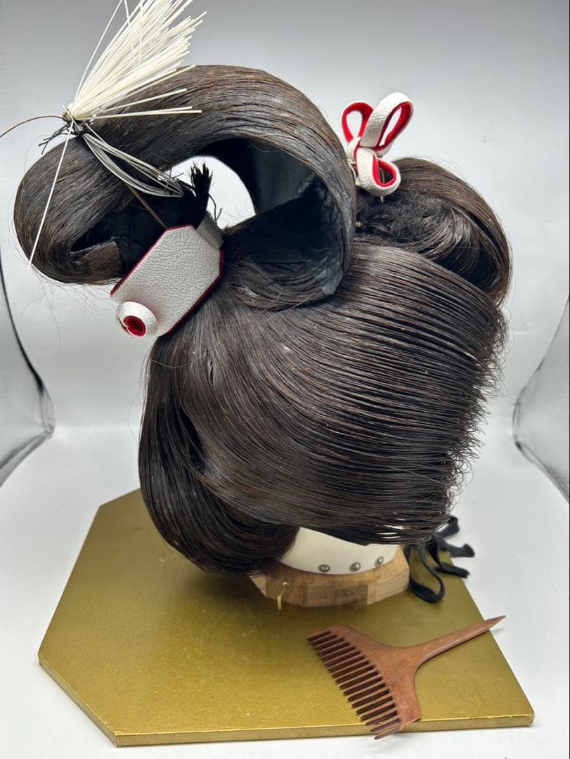 伝統的なダークブラウンウィッグ