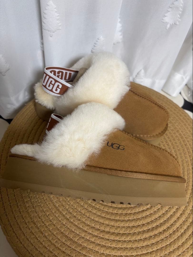 UGG 23.5厚底ベージュ ふわふわスリッパ