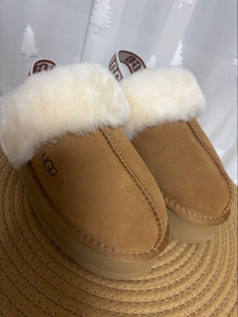 UGG 23.5厚底ベージュ ふわふわスリッパ