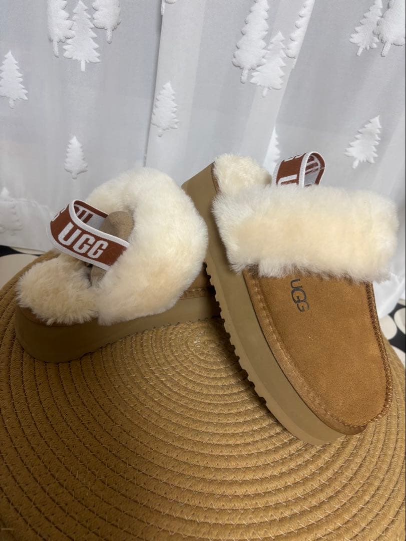 UGG 23.5厚底ベージュ ふわふわスリッパ