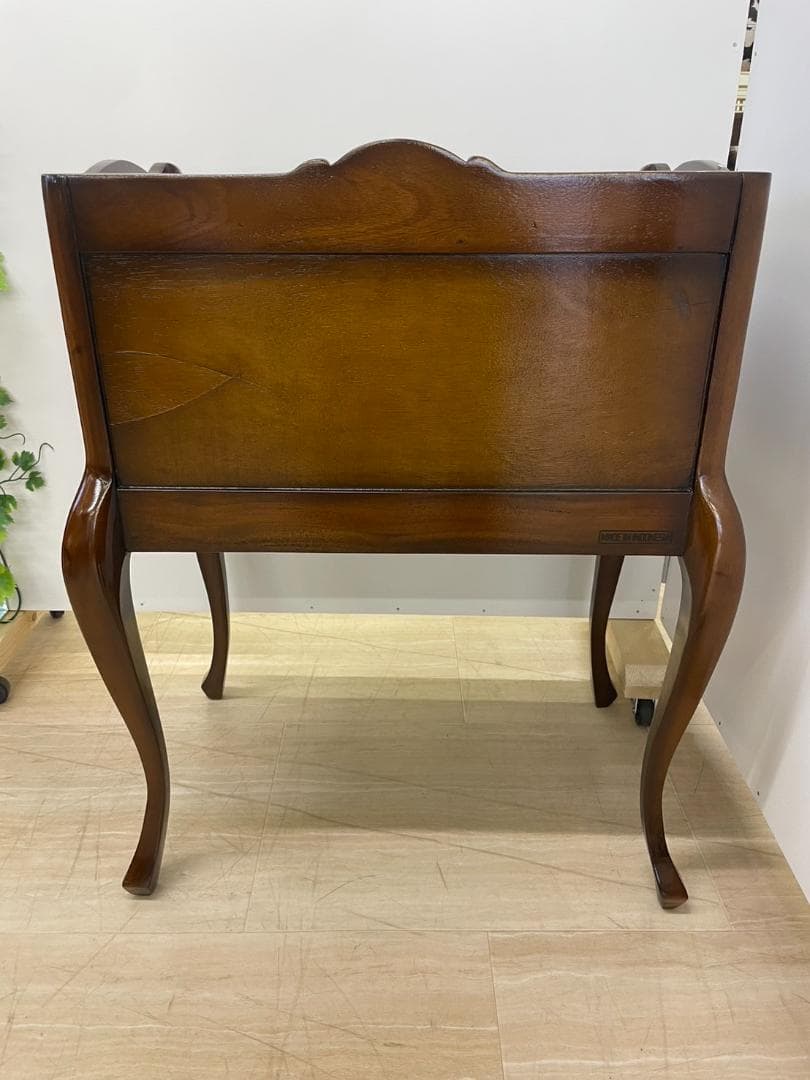 マホガニー　両開きガラスキャビネット　アンティーク　キャビネット　輸入家具　収納