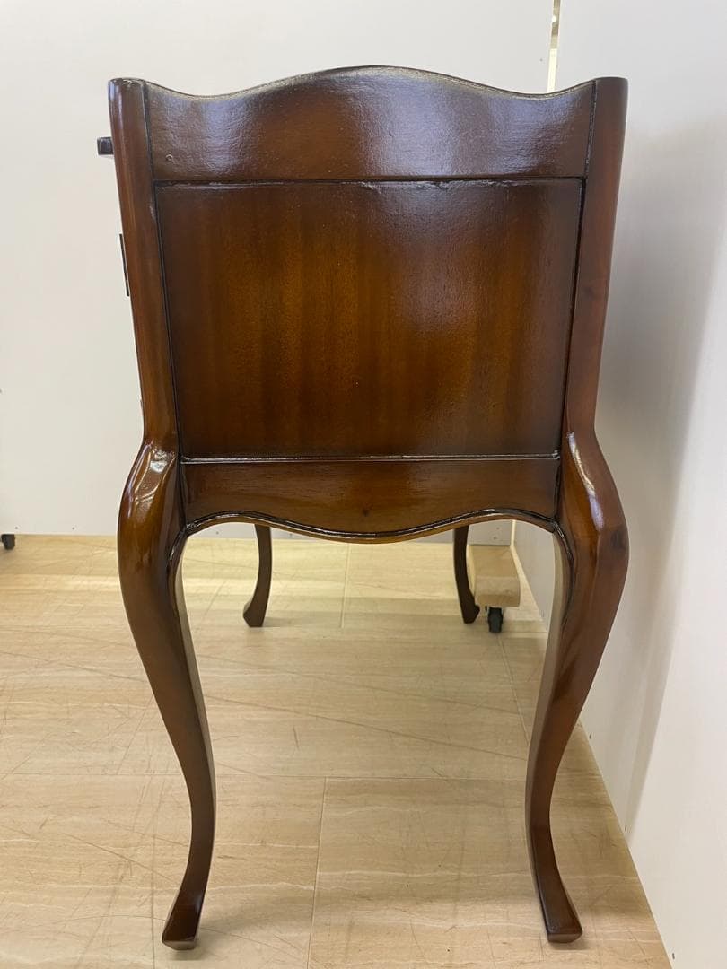 マホガニー　両開きガラスキャビネット　アンティーク　キャビネット　輸入家具　収納