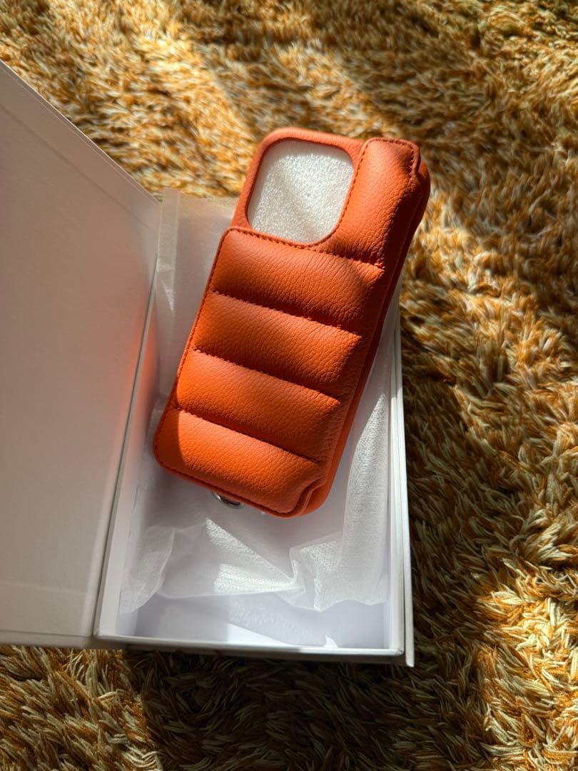 デミュウBALOON オレンジ パディング iPhone15Proケース