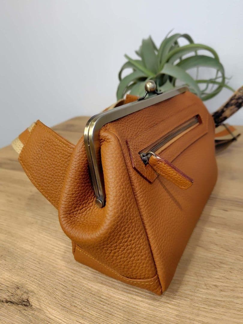 か*☆様 牛革がま口ボディーバッグ　ハンドメイド高級牛革仕様