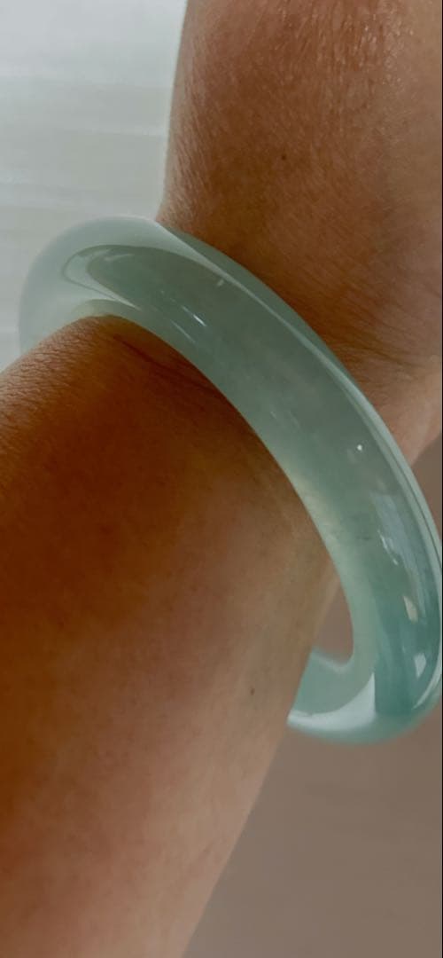 淡い緑色の翡翠製シンプルバングル。