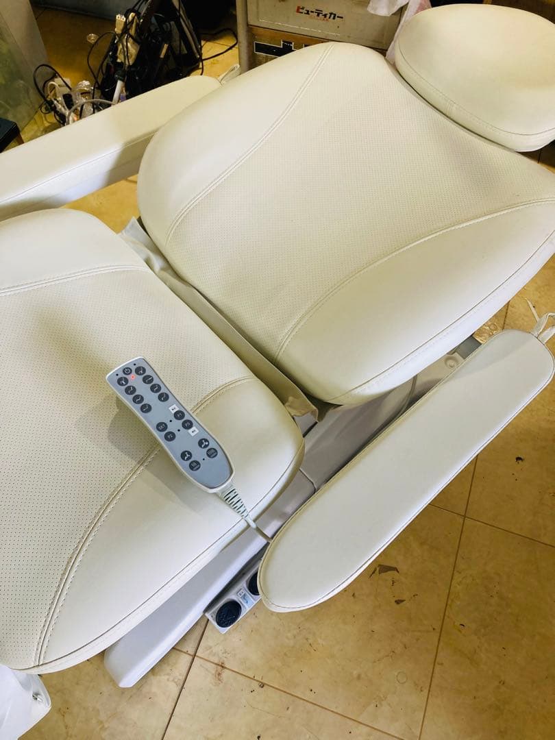 専用 電動フェイシャルベッド（ヒーター付き）First Class ホワイト色