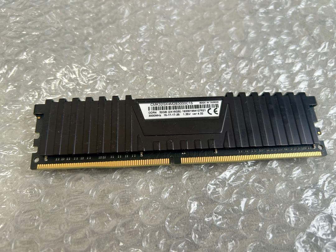 Corsair 16GB DDR4 3000 PC4-24000 PC用メモリ