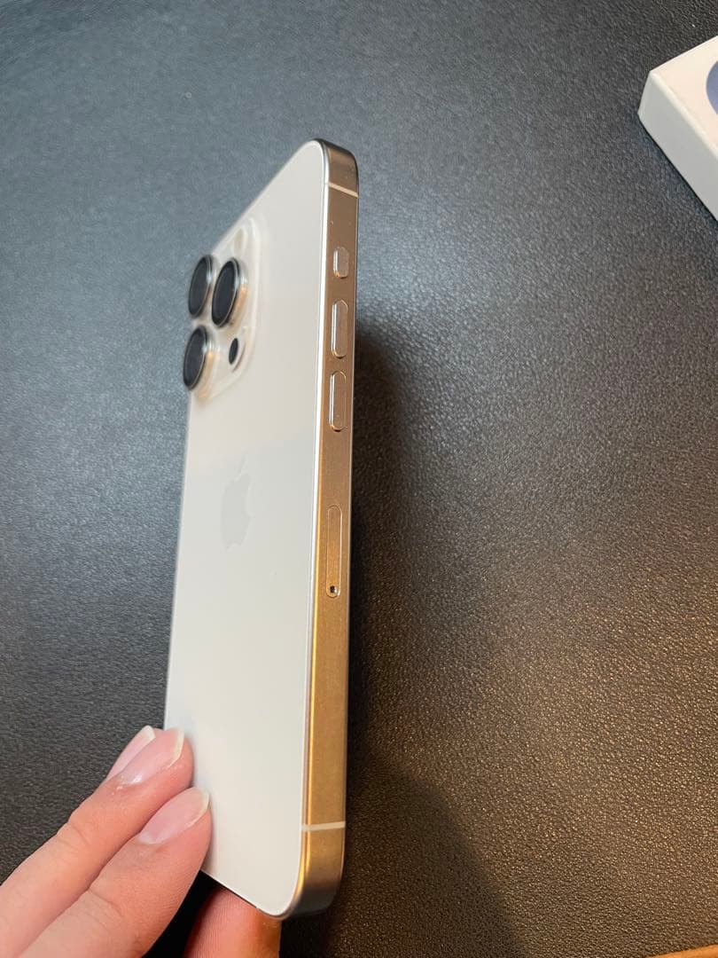 美品　Apple iPhone 15 Pro 1TB ホワイトチタニウム　本体