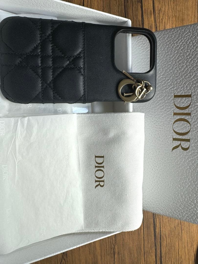 ディオ iPhone15proケース チャーム付き