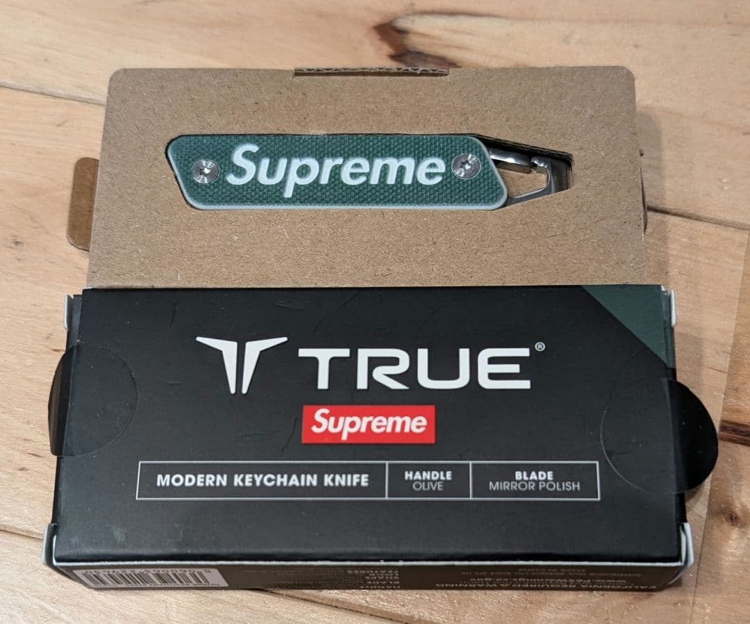 コグマ Supreme true modern keychain