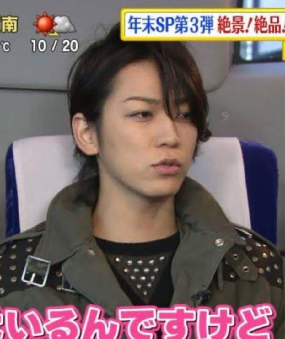 亀梨着用 SAINT LAURENT セーター