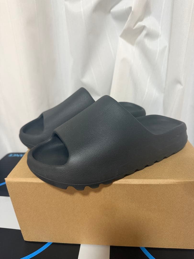 希少モデル　YEEZY SLIDE イージースライド