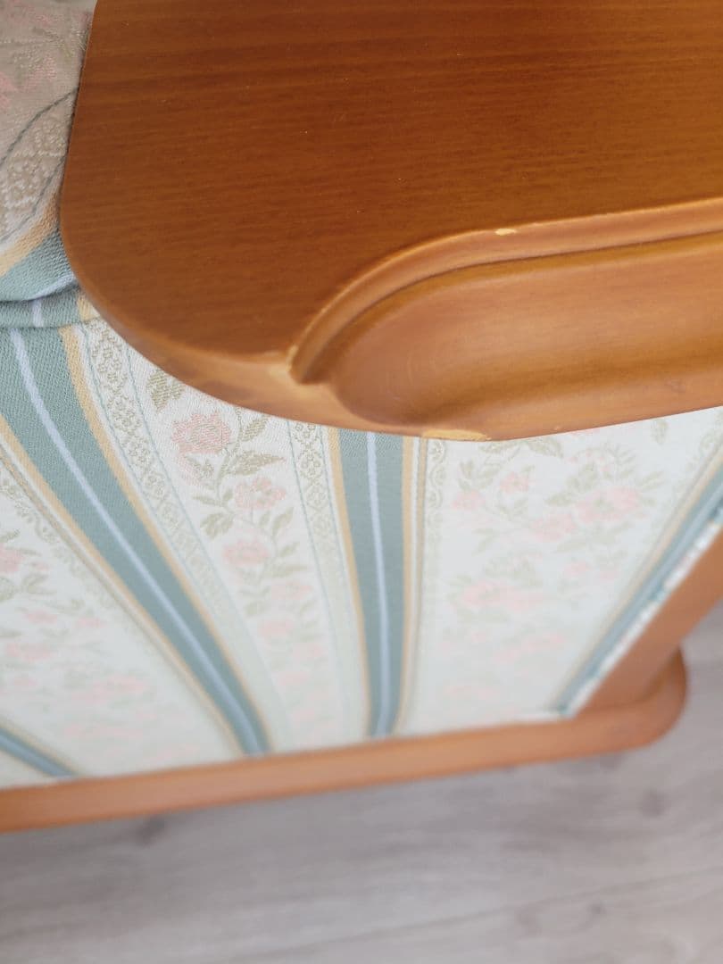 フジ家具　アンティーク調　ストライプ柄アーム付き1人掛けソファ