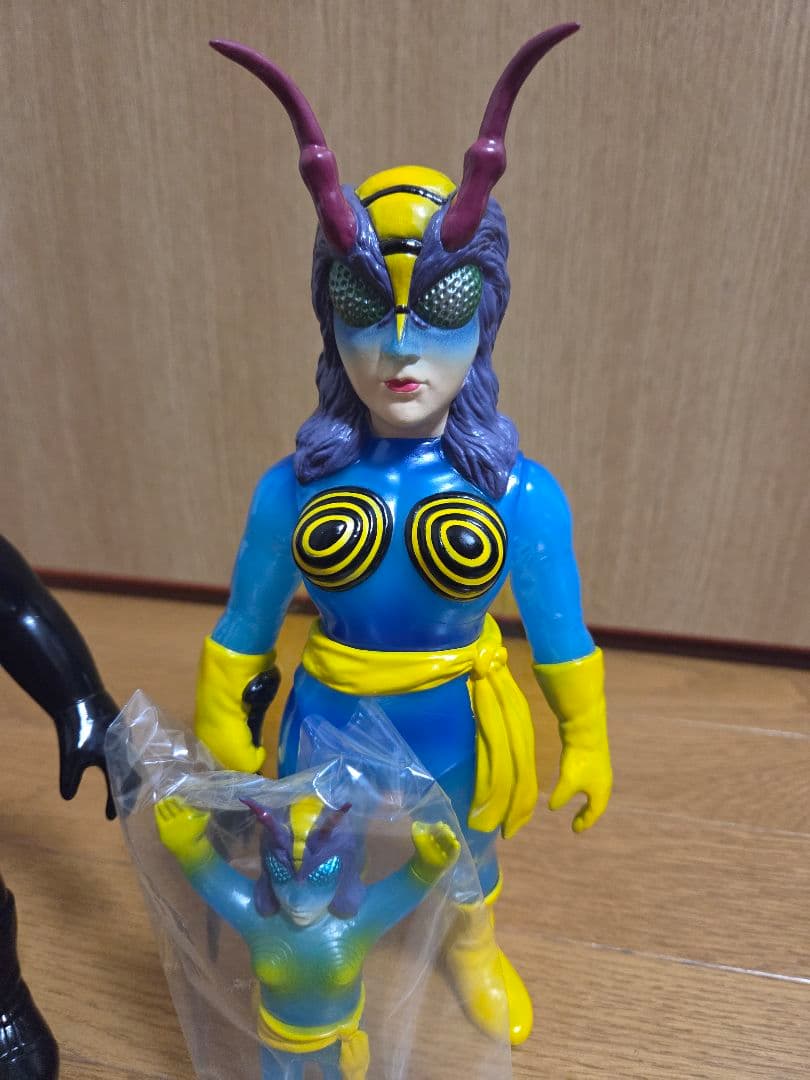 東映レトロソフビコレクション　蜂女(新色)+ミニソフビ