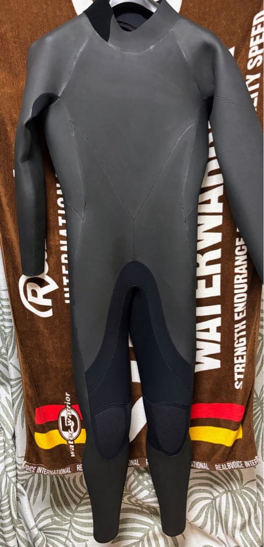 セミドライ　５×３㎜　未使用品　ウェットスーツ　ＬＢ
