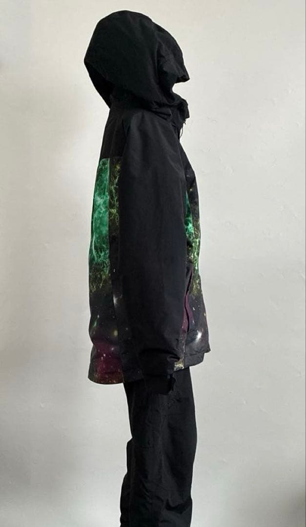 BURTON子ども用スノーボードウェア 上下セット宇宙柄黒　S M