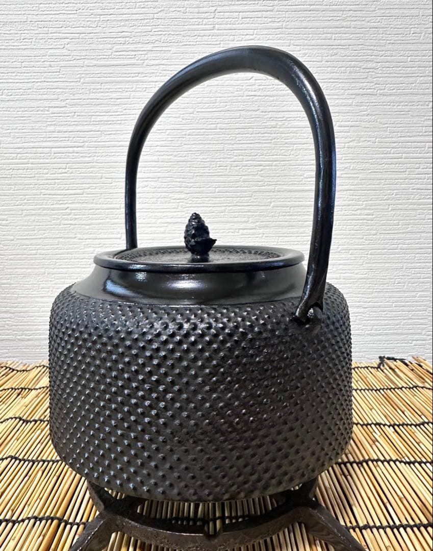 未使用品　成龍堂鋳造所 伝統工芸士 及川　齋（齋峰)造　１８型アラレ　南部鉄瓶