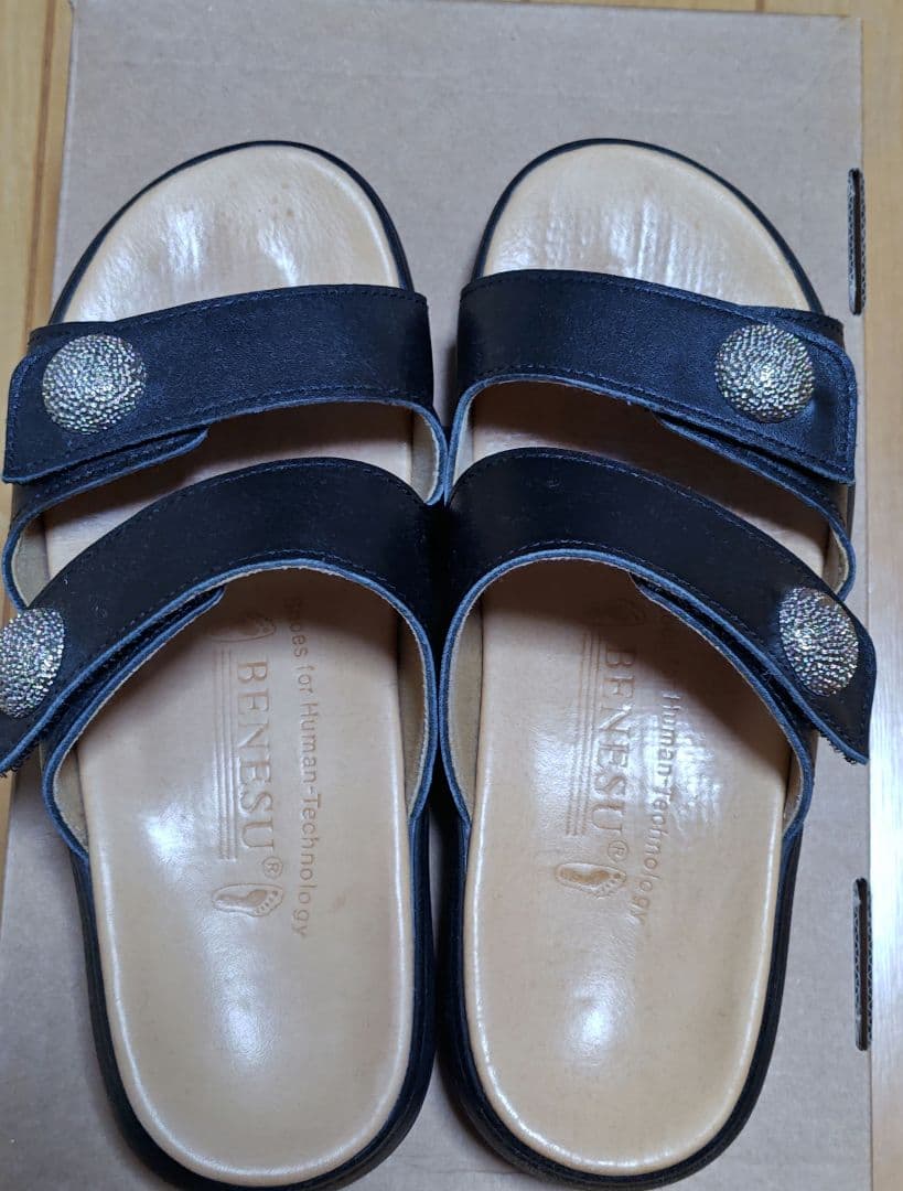 BENESU 　装飾付きおりゃれサンダル2076BK 23.0