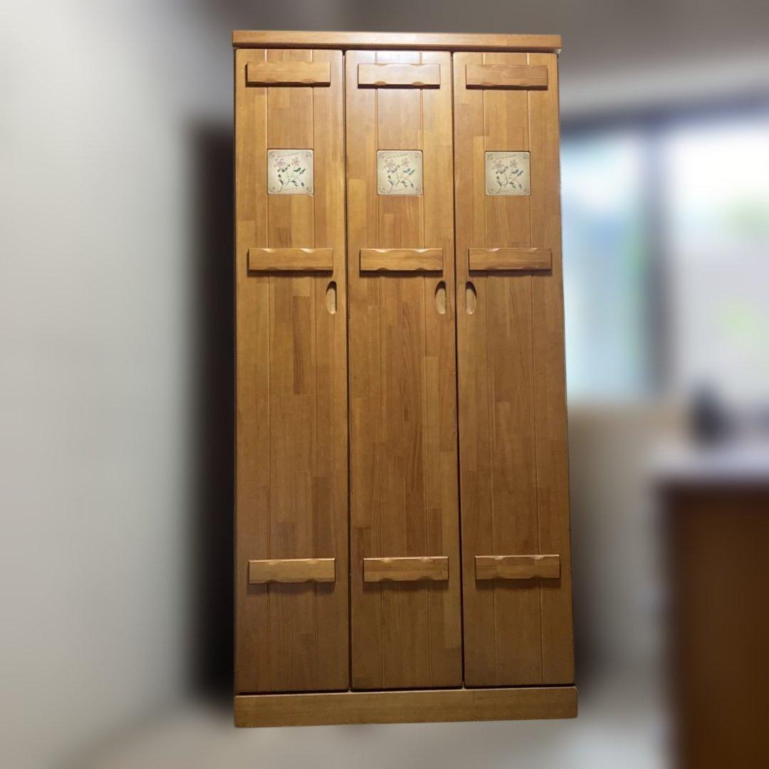 ナチュラル　木製 3ドア　ワードローブ　花の装飾付き