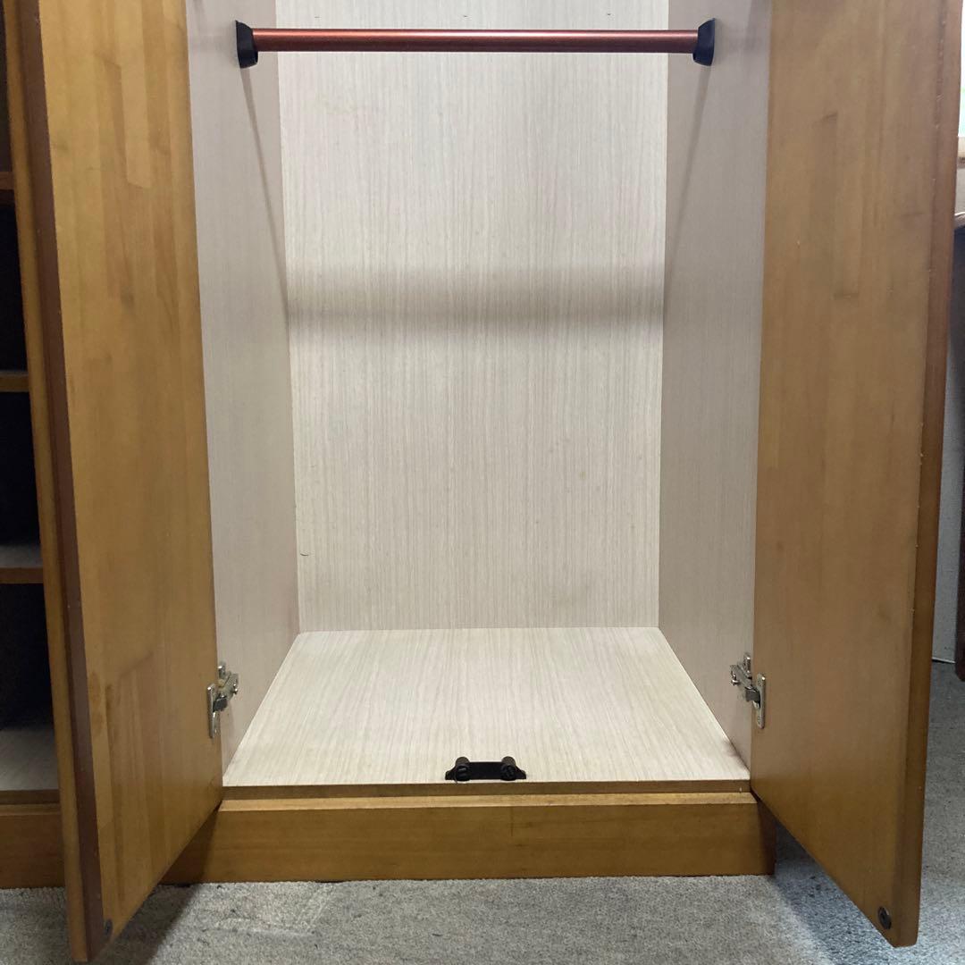 ナチュラル　木製 3ドア　ワードローブ　花の装飾付き