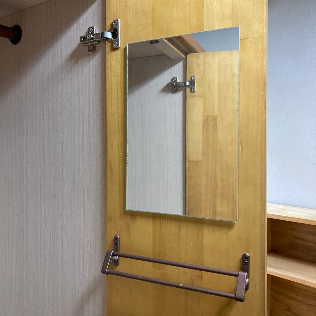 ナチュラル　木製 3ドア　ワードローブ　花の装飾付き