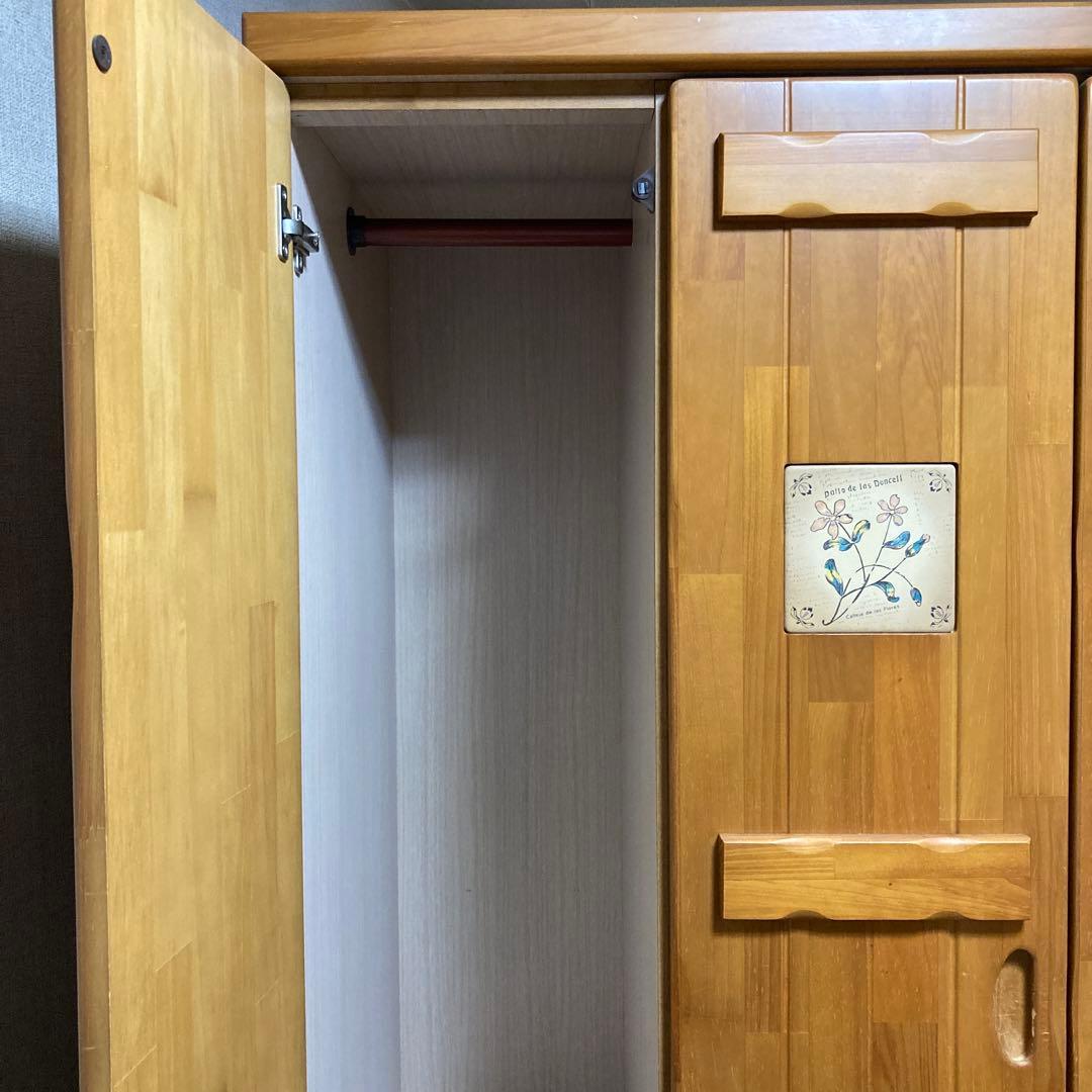 ナチュラル　木製 3ドア　ワードローブ　花の装飾付き