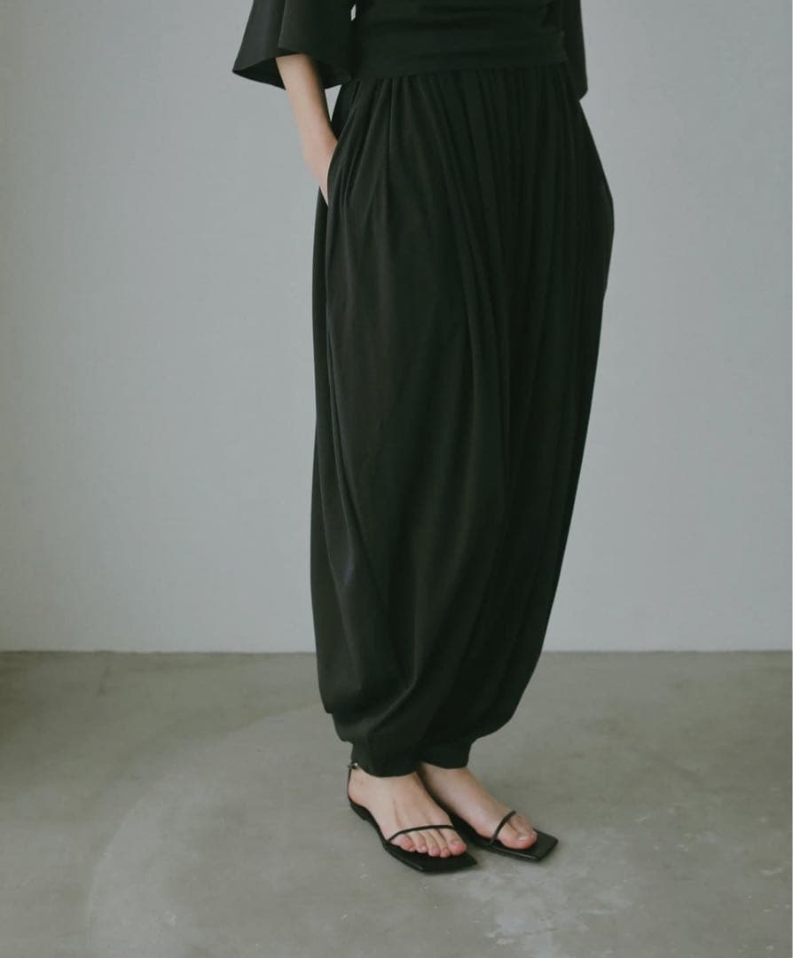 ウエストギャザーバルーンカットパンツ
