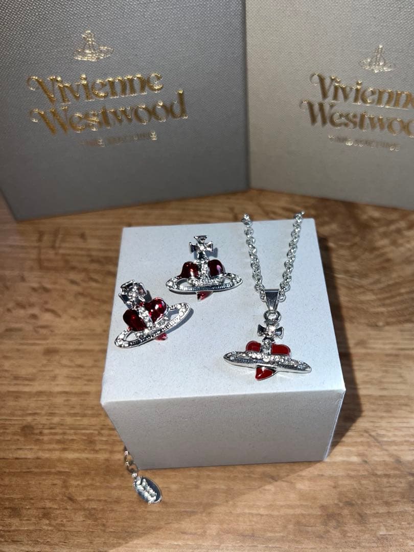 ヴィヴィアンウエストウッド 赤ハートネックレス＆ピアスセット