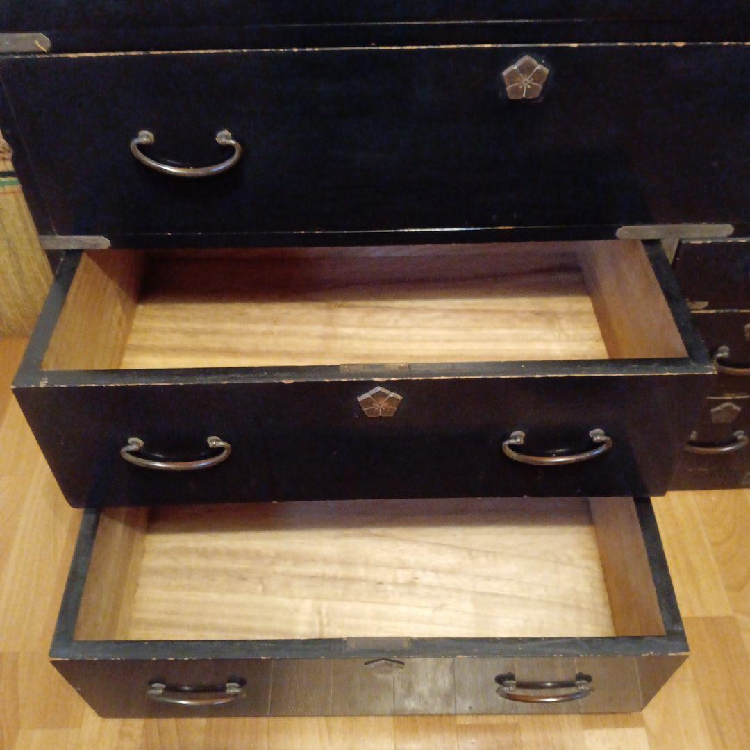 渋い箪笥です。